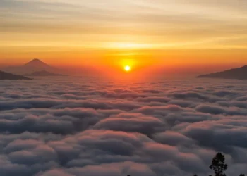 Golden Sunrise Sikunir Dieng