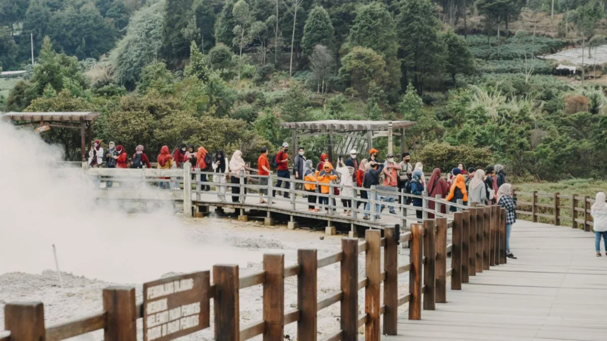 Lumpur mendidih bergolak kawah Sikidang Dieng kolam panas bumi